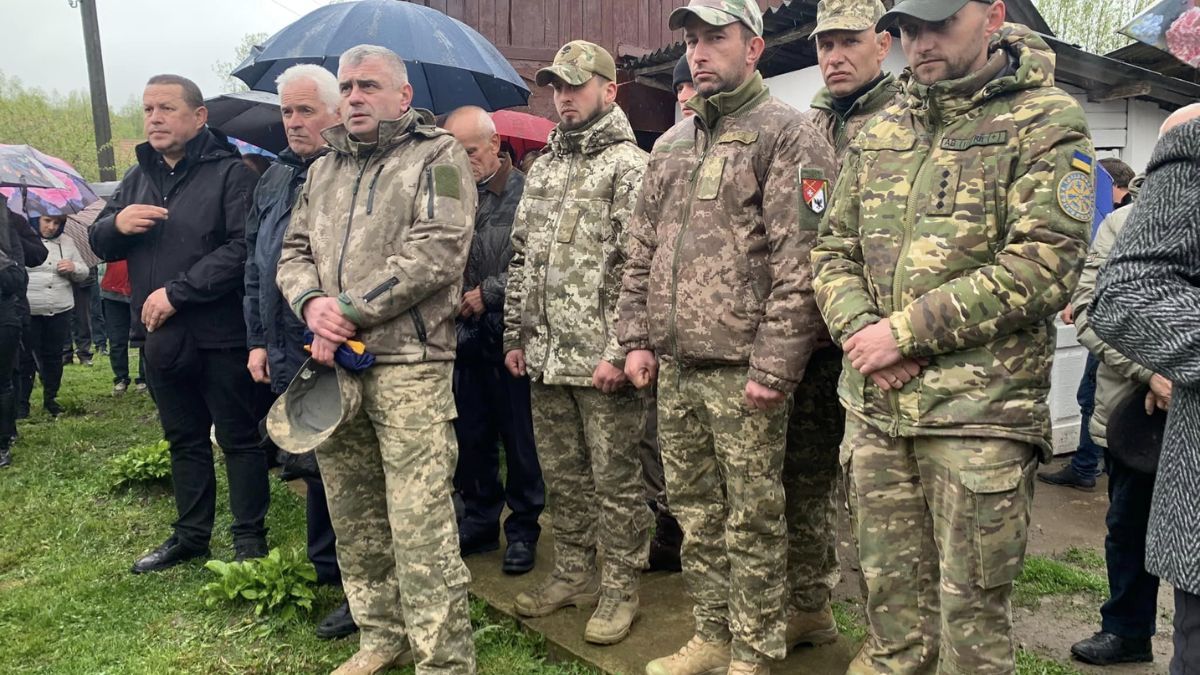 Надвірнянщина провела в останню дорогу Героя Івана Насадюка 3