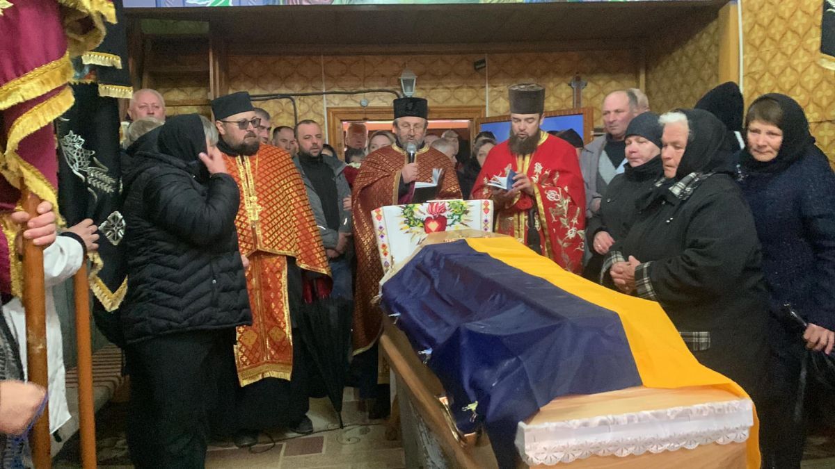 Надвірнянщина провела в останню дорогу Героя Івана Насадюка 2