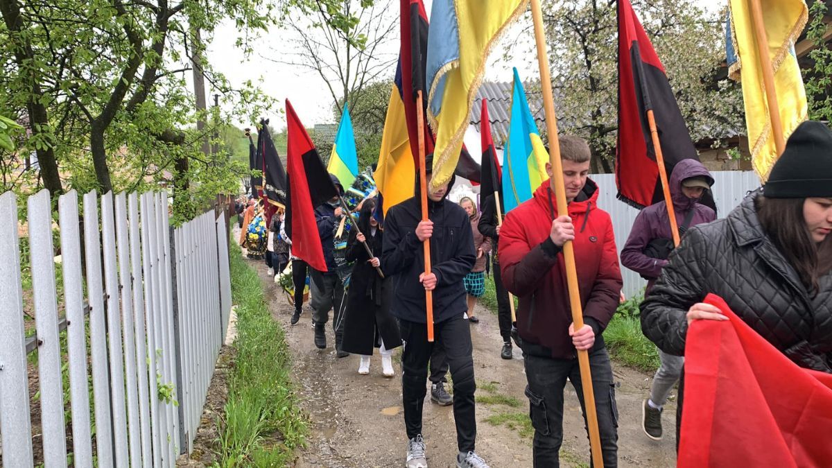 Надвірнянщина провела в останню дорогу Героя Івана Насадюка 1