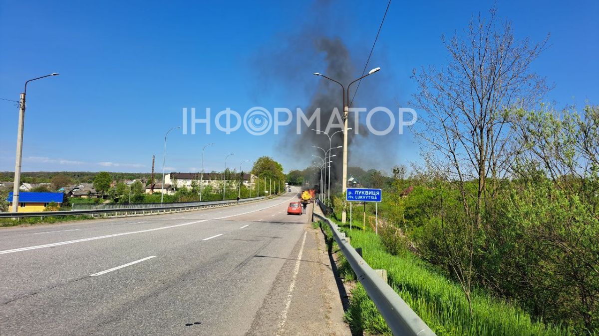 Неподалік Калуша горить автомобіль з цистерною
