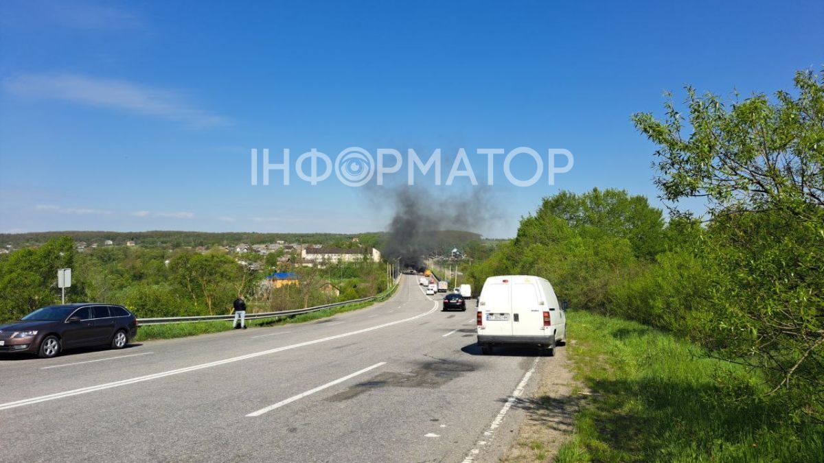 Неподалік Калуша горить автомобіль з цистерною 1