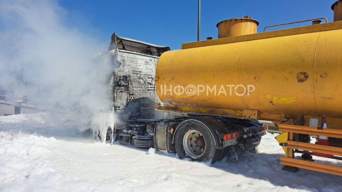 Неподалік Калуша горить автомобіль з цистерною 2