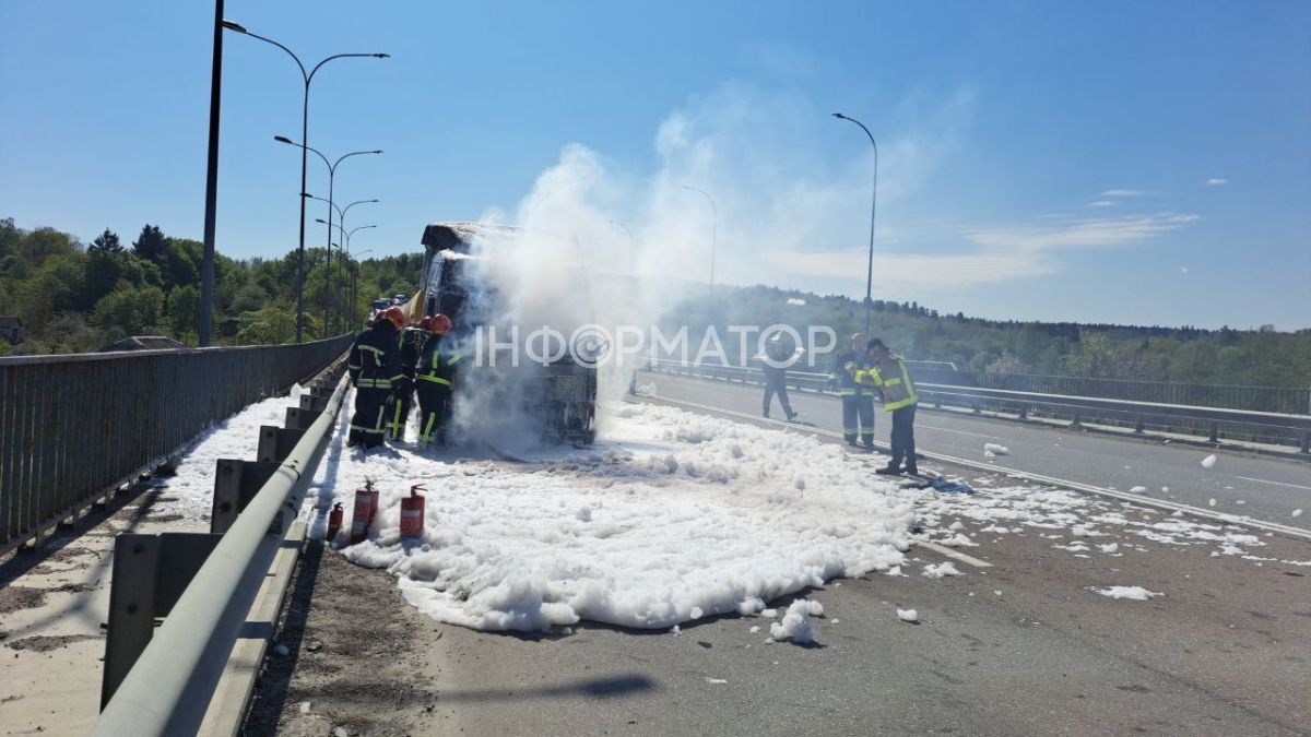 Неподалік Калуша горить автомобіль з цистерною 3