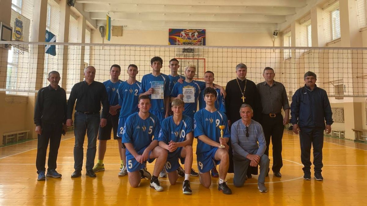 Хто переміг у турнірі з волейболу з нагоди Дня Героїв? 6