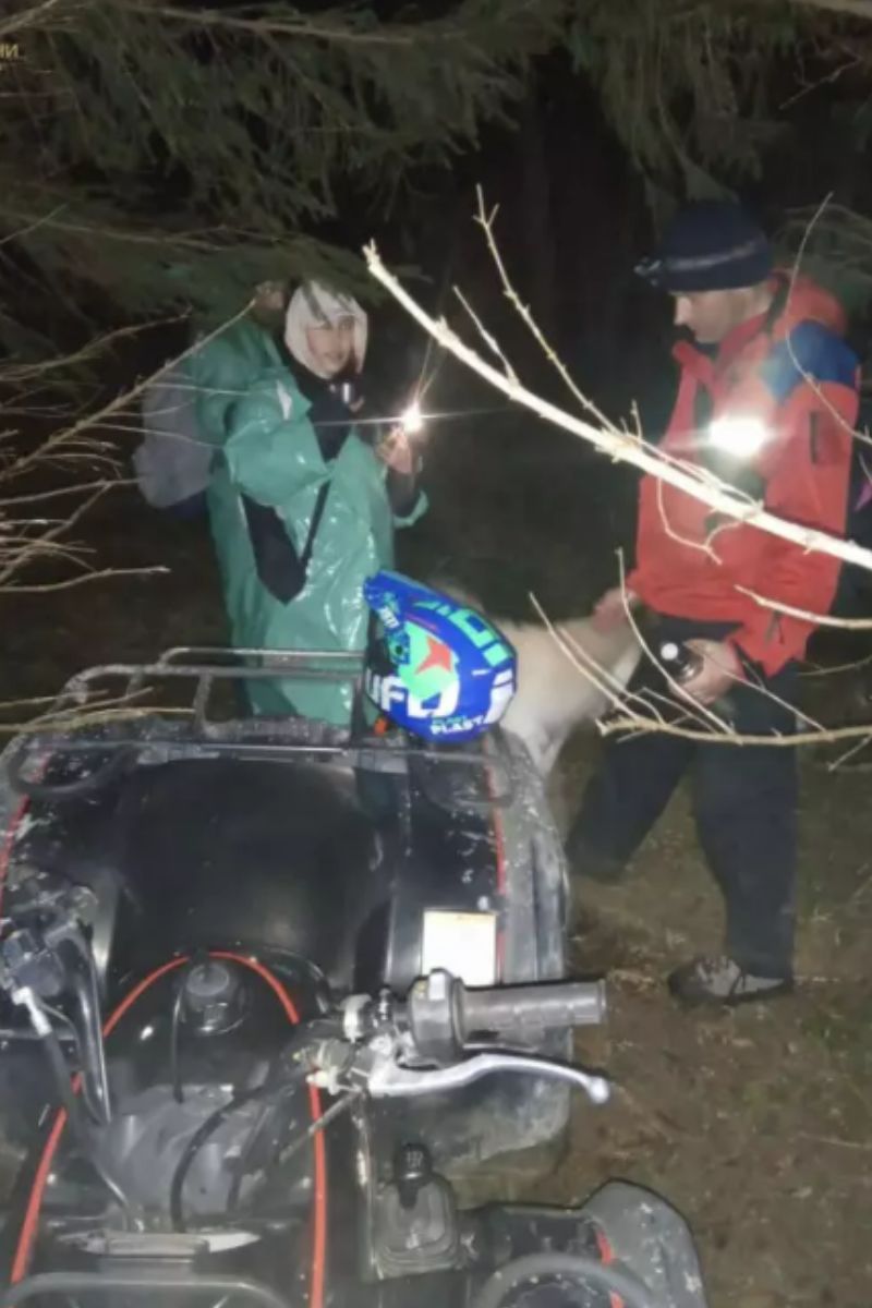 У Карпатах рятувальники знайшли подружжя з трьома собаками, які заблукали 1