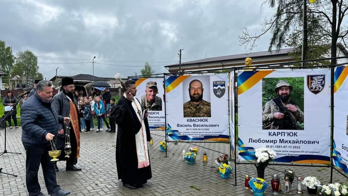 У Печеніжині відкрили та освятили Алею Слави 4