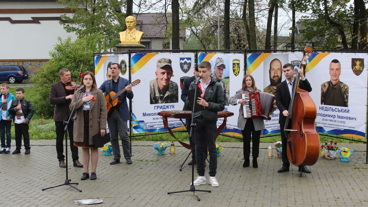 У Печеніжині відкрили та освятили Алею Слави 3