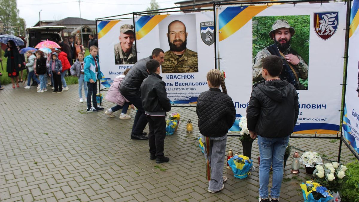 У Печеніжині відкрили та освятили Алею Слави 2