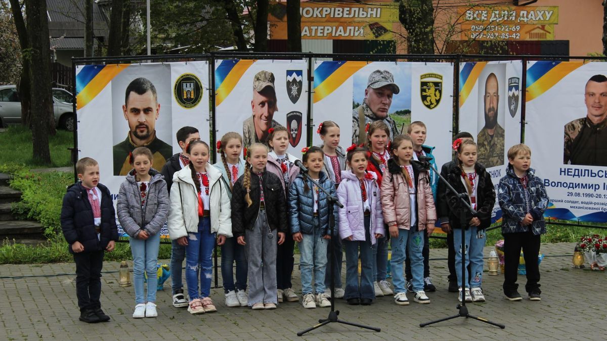 У Печеніжині відкрили та освятили Алею Слави 1