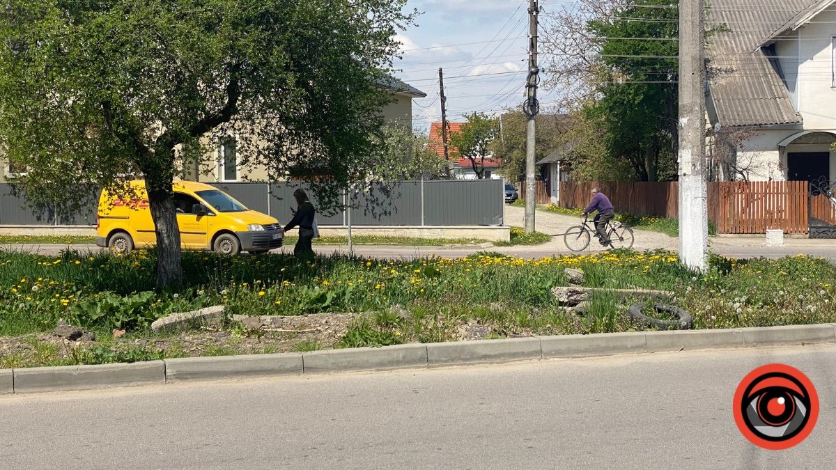 Проблемна ділянка: мешканці вулиці Старицького просять відремонтувати шмат тротуару 1