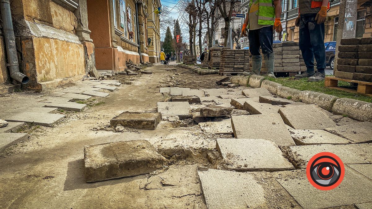 Реновація тротуару: нове слово про стару плитку на вулиці Франка в Коломиї 1