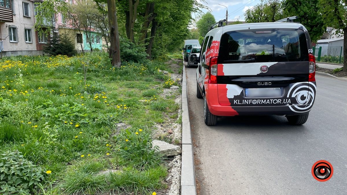 На вулиці Чайковського ремонтують тротуар 8