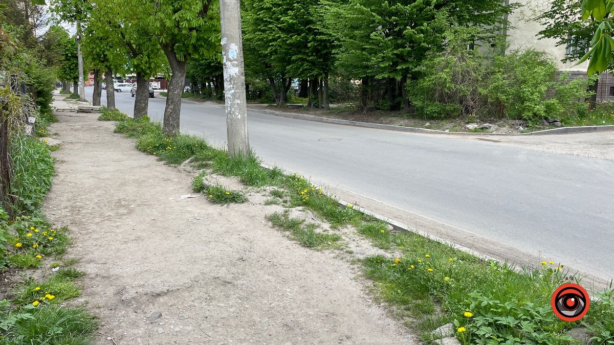 На вулиці Чайковського ремонтують тротуар 7