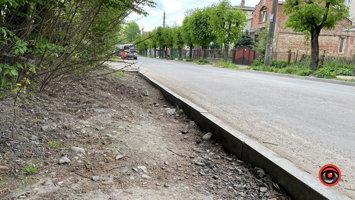 На вулиці Чайковського ремонтують тротуар 6