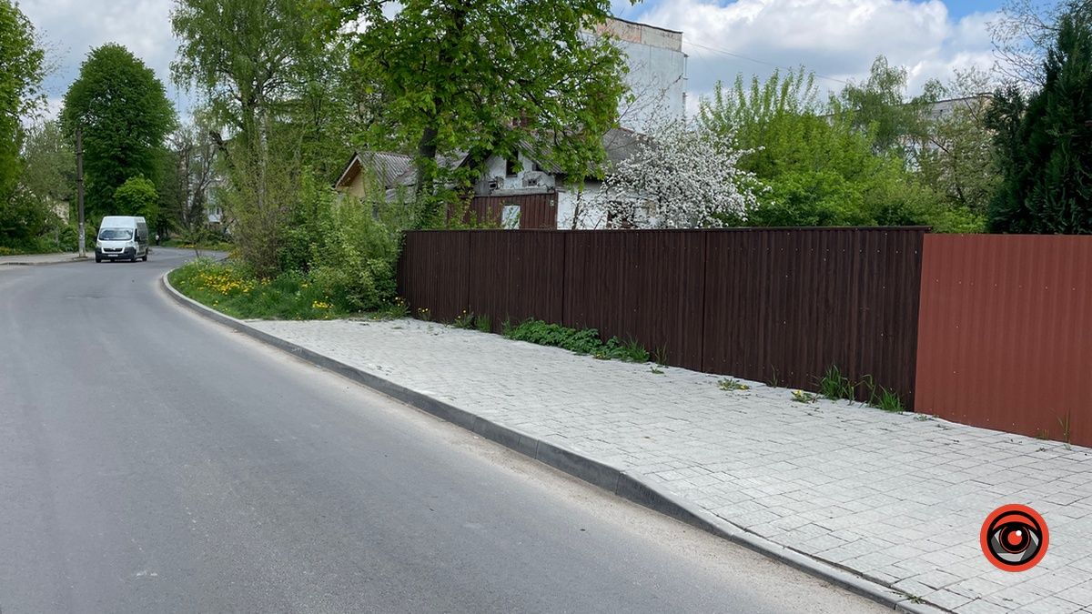 На вулиці Чайковського ремонтують тротуар 5