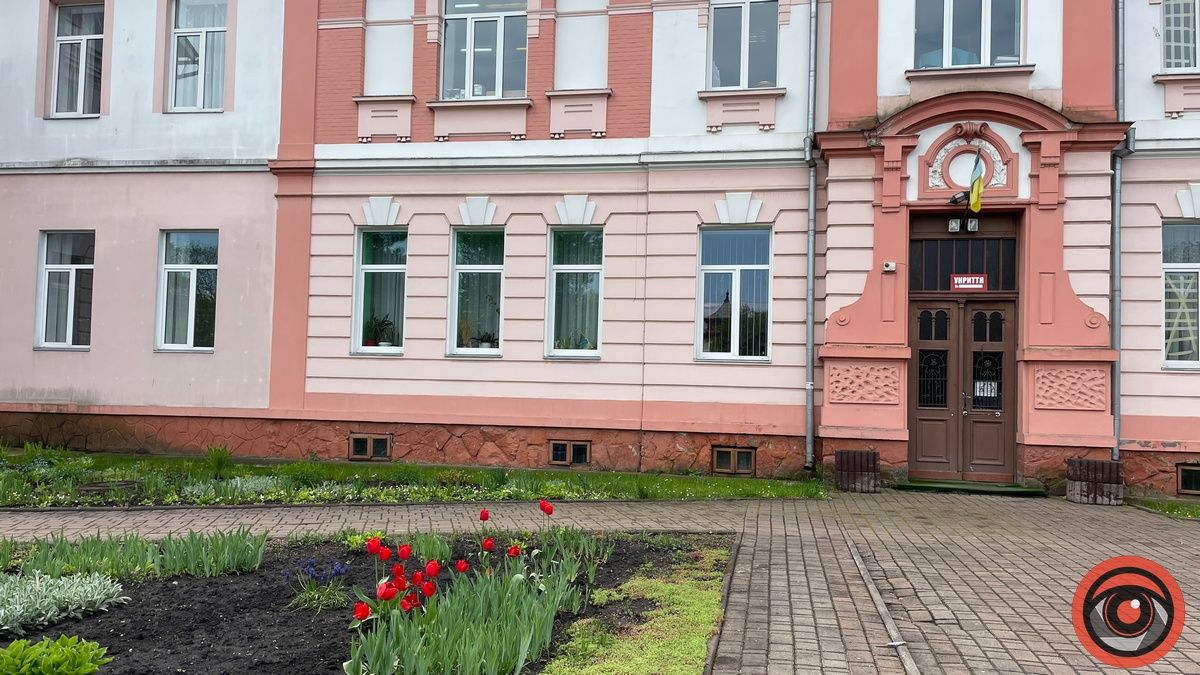 Острівець краси: як виглядає територія біля Коломийської лікарні 7