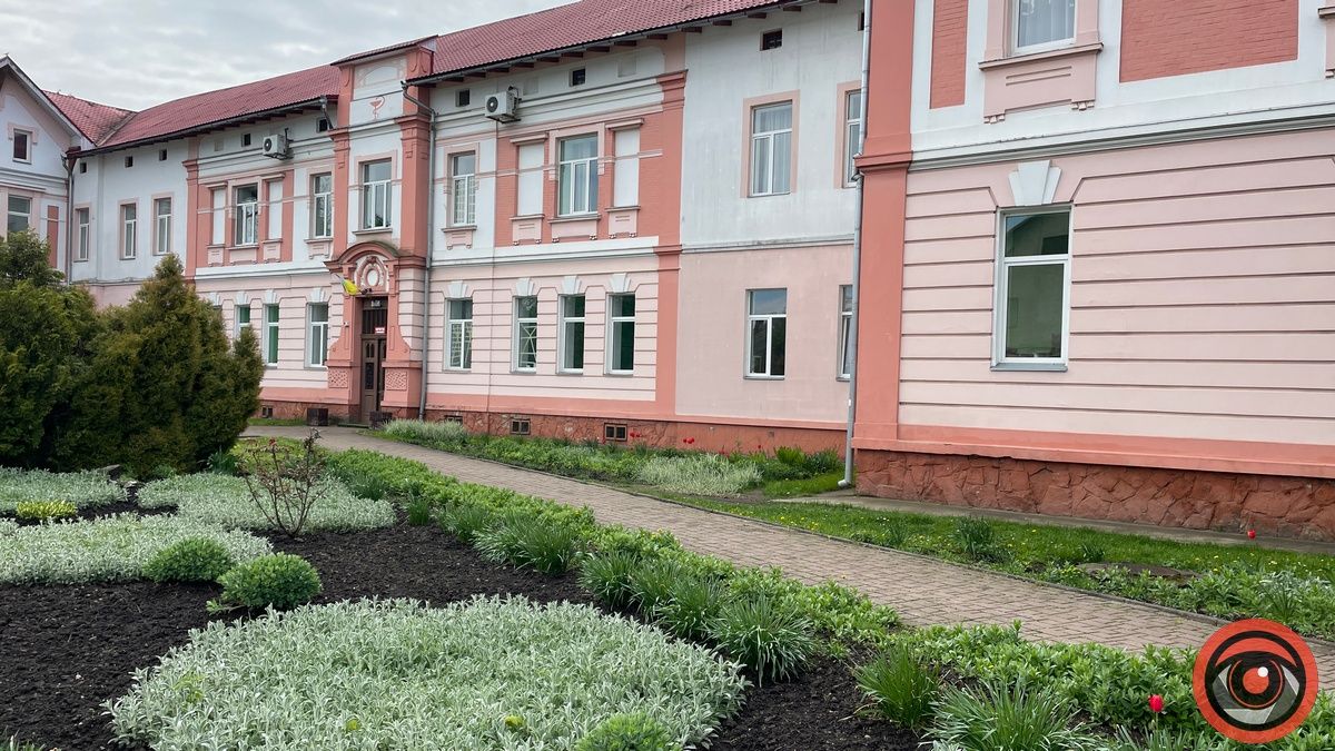 Острівець краси: як виглядає територія біля Коломийської лікарні 4