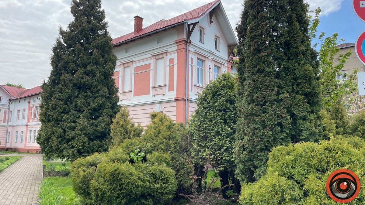 Острівець краси: як виглядає територія біля Коломийської лікарні 6