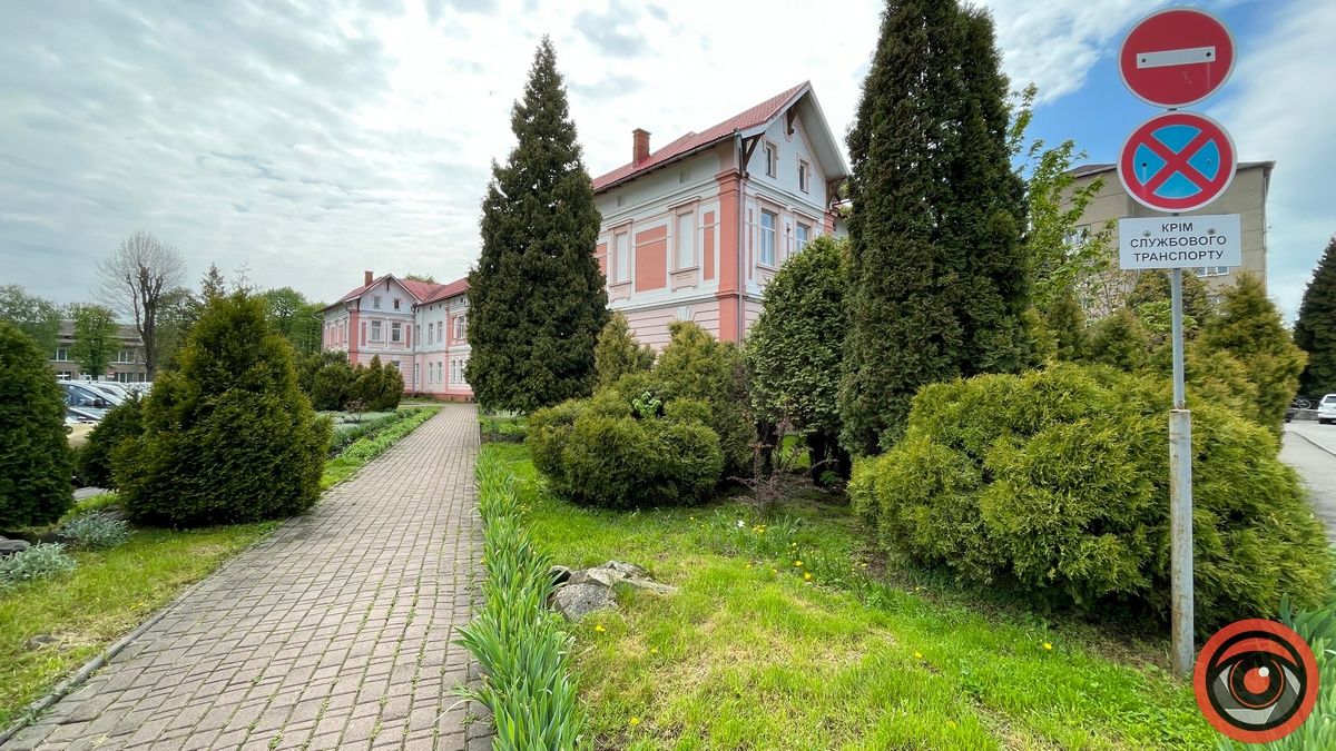 Острівець краси: як виглядає територія біля Коломийської лікарні 3