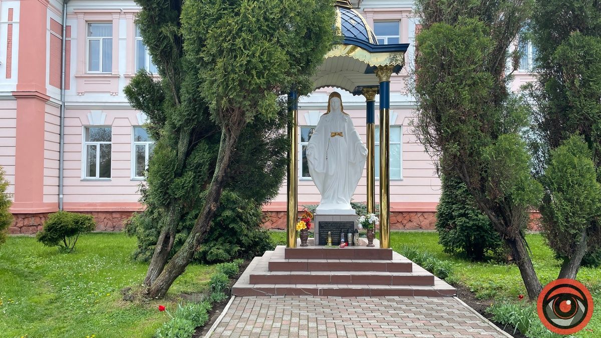 Острівець краси: як виглядає територія біля Коломийської лікарні 1