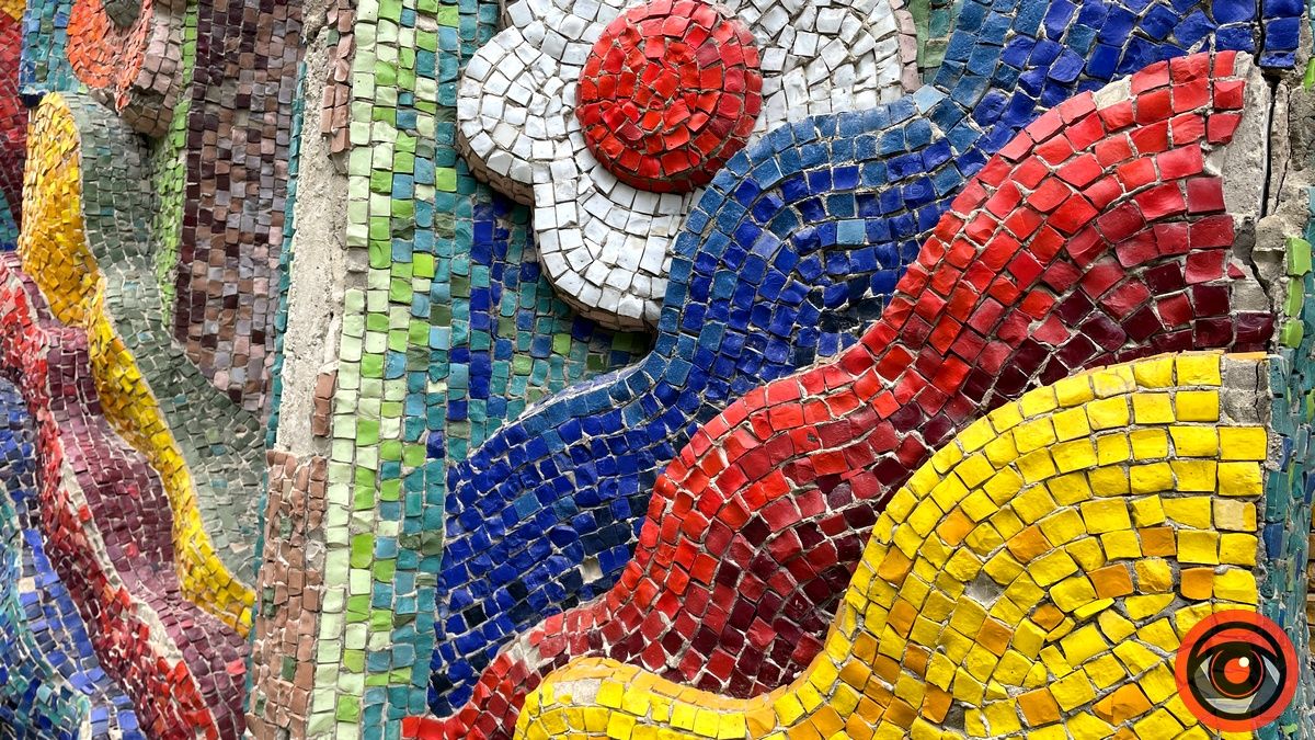 Унікальні елементи міста: мальовниче панно на стіні центральної лікарні в Коломиї 6