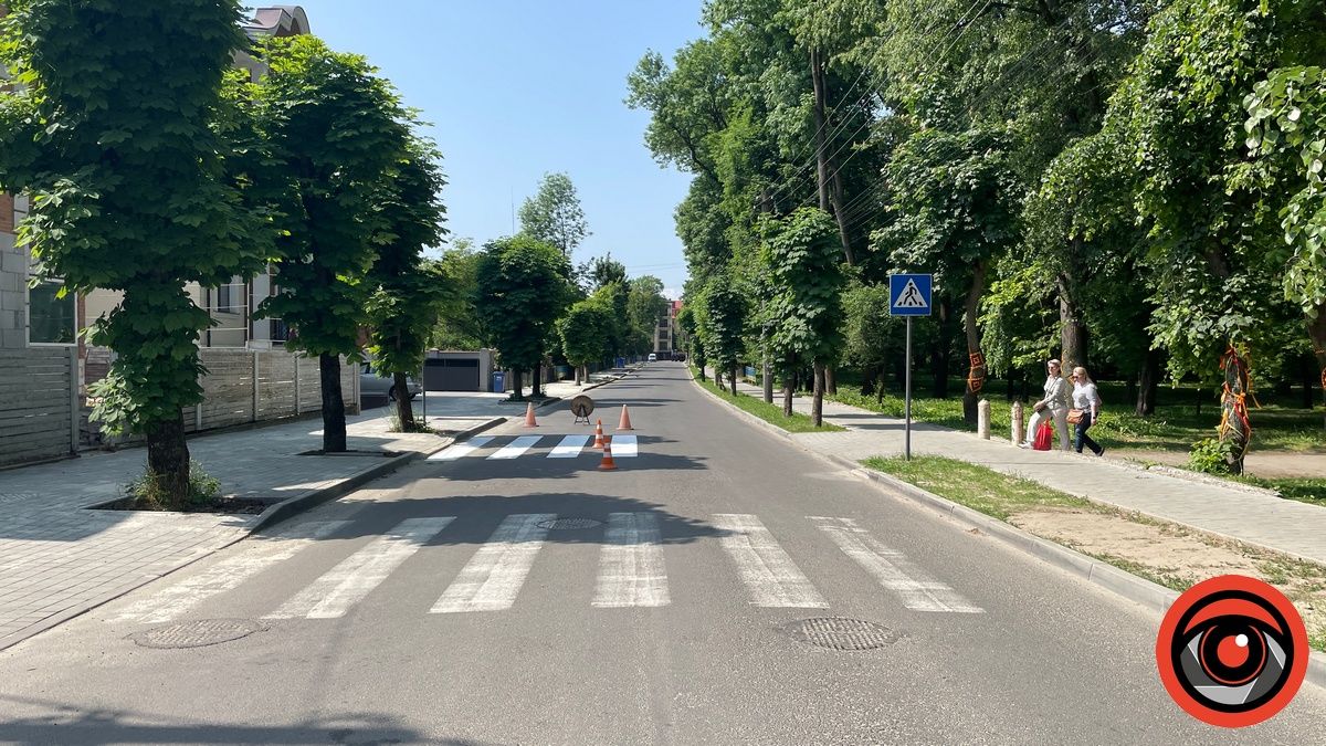 Тепер по-людськи: на вул. Чайковського в Коломиї перемістили пішохідний перехід