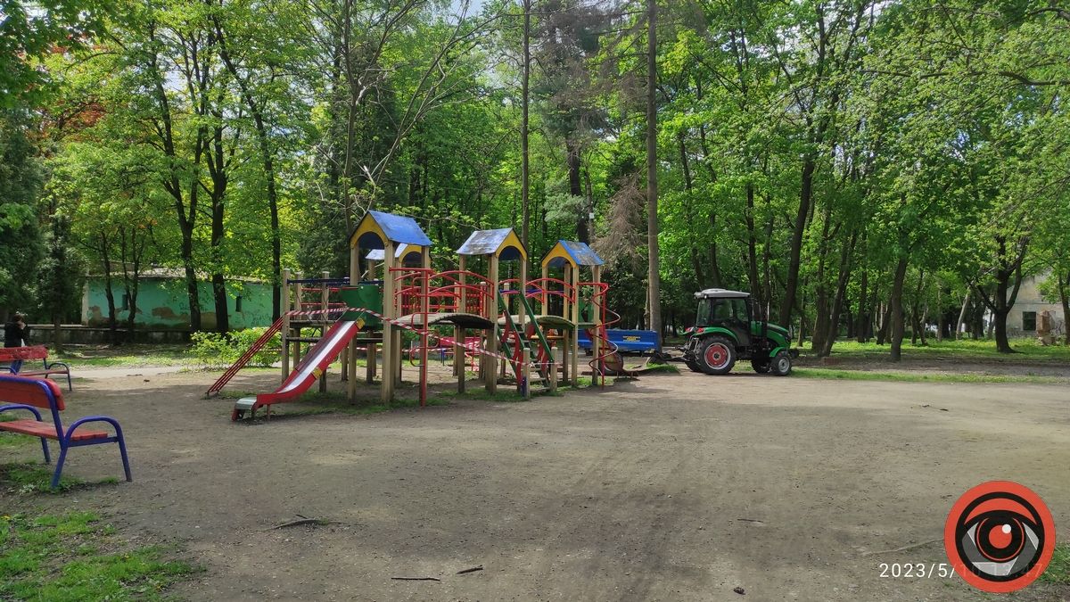 Їх час настав: у міському парку Коломиї реконструюють дитячі майданчики 1