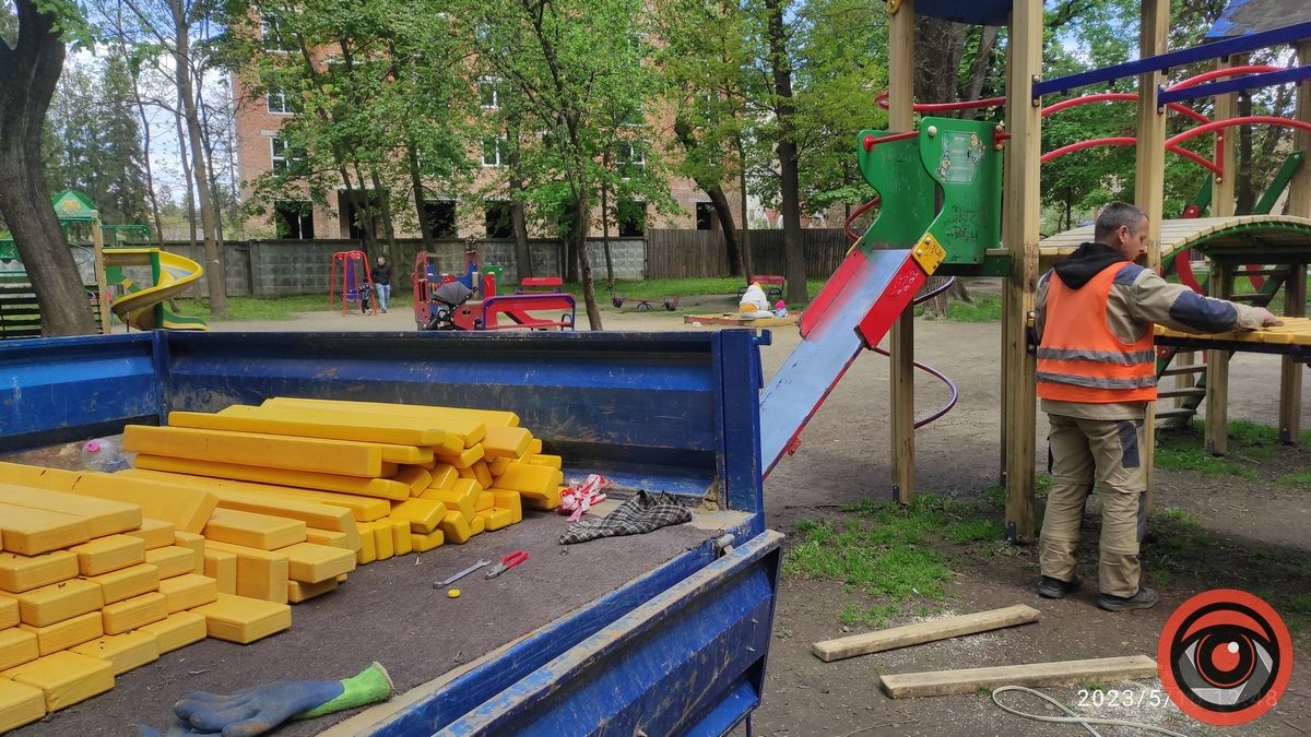 Їх час настав: у міському парку Коломиї реконструюють дитячі майданчики 2