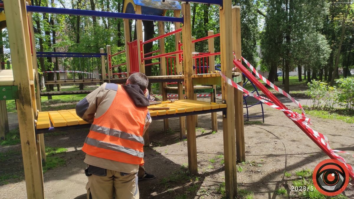 Їх час настав: у міському парку Коломиї реконструюють дитячі майданчики 4