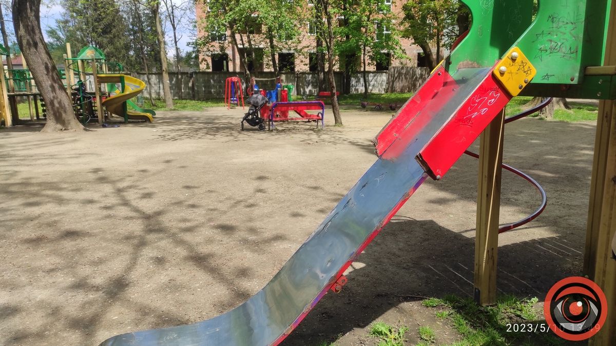 Їх час настав: у міському парку Коломиї реконструюють дитячі майданчики 5