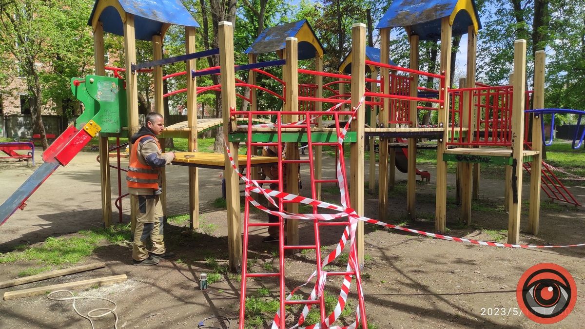 Їх час настав: у міському парку Коломиї реконструюють дитячі майданчики
