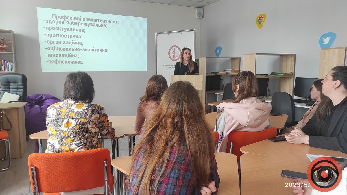 У Коломийському педколеджі практикують тренінги з колишніми випускниками 2