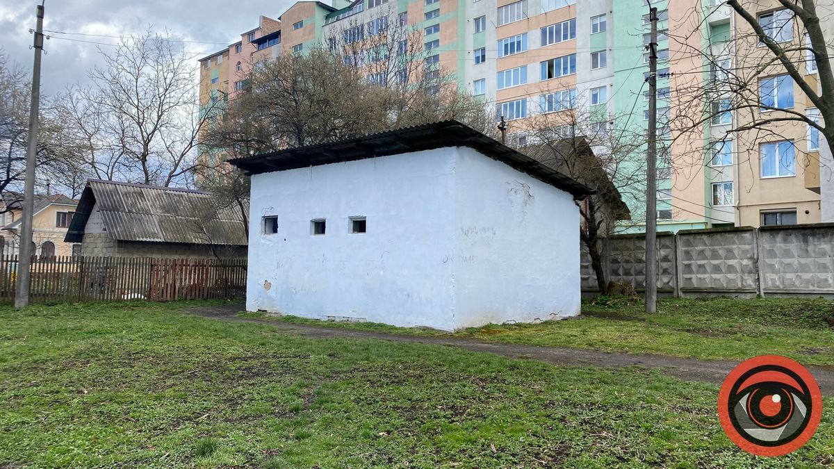 Мешканці Чайковського виступають за те, аби вбиральню у парку перенесли подалі від будинку