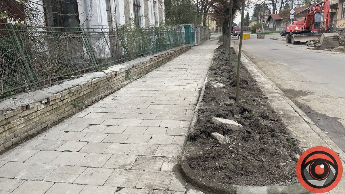 Реновація тротуару: нове слово про стару плитку на вулиці Франка в Коломиї