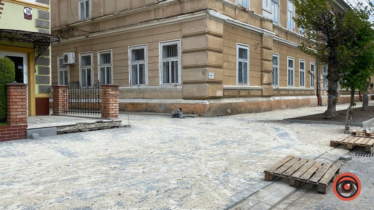 Питання безпеки: чи відгородять тротуар від парковки по вулиці Франка? 2