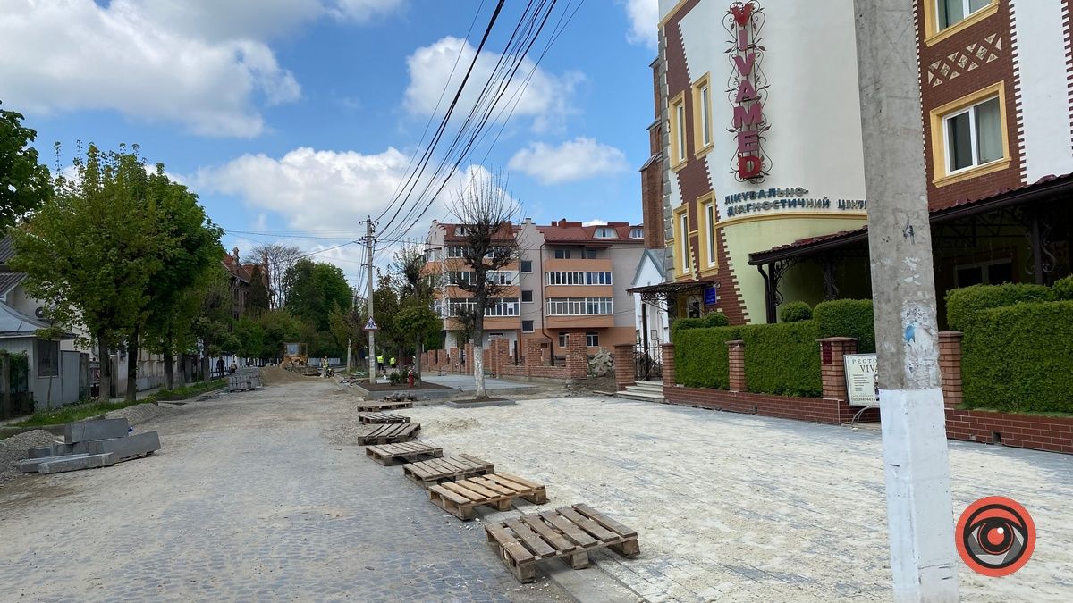 Питання безпеки: чи відгородять тротуар від парковки по вулиці Франка? 1