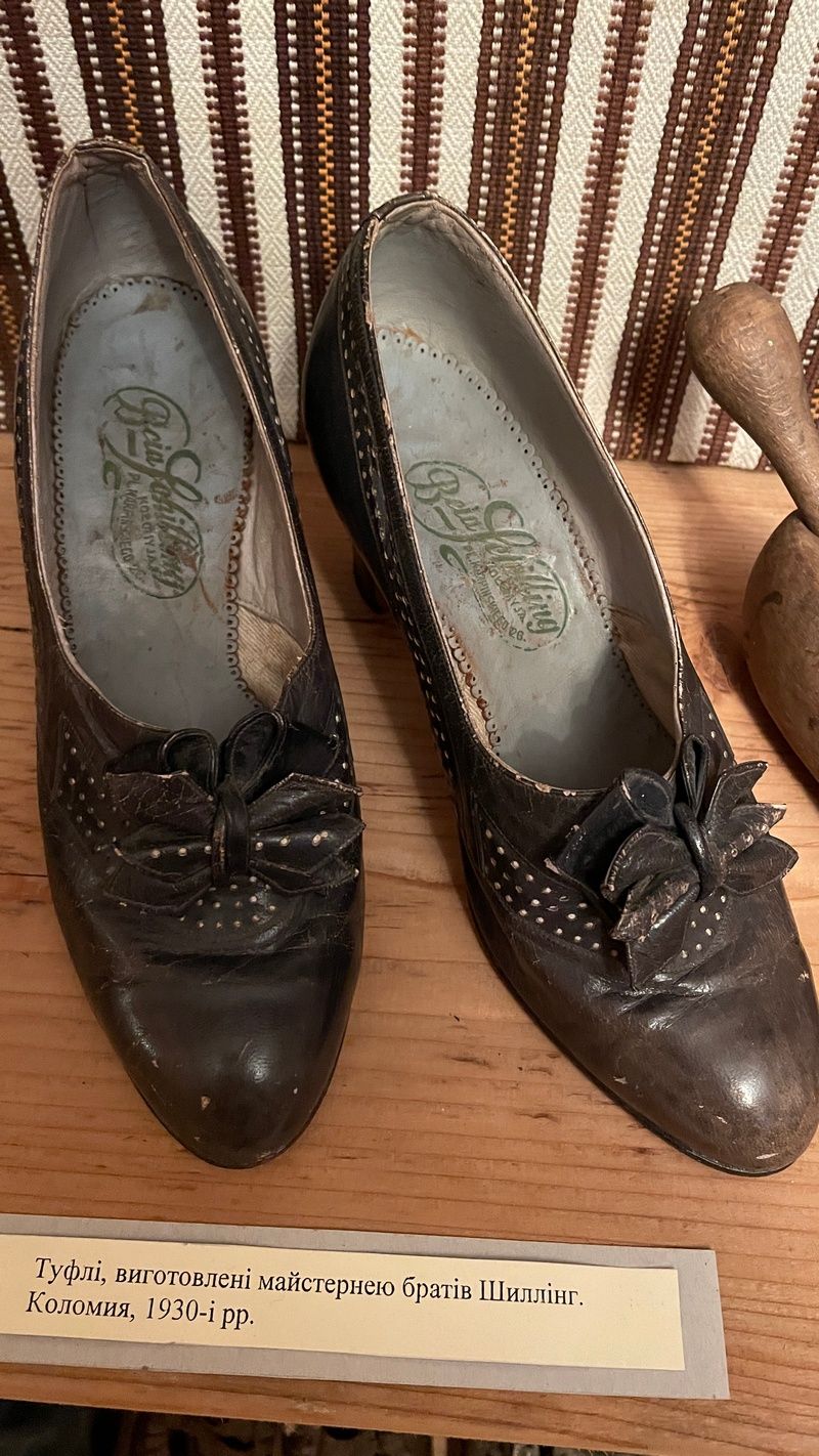 Добротні модельні туфлі для панночок та пані, виготовлені у майстерні братів Шиллінг у Коломиї. 30-ті рр. ХХ ст.