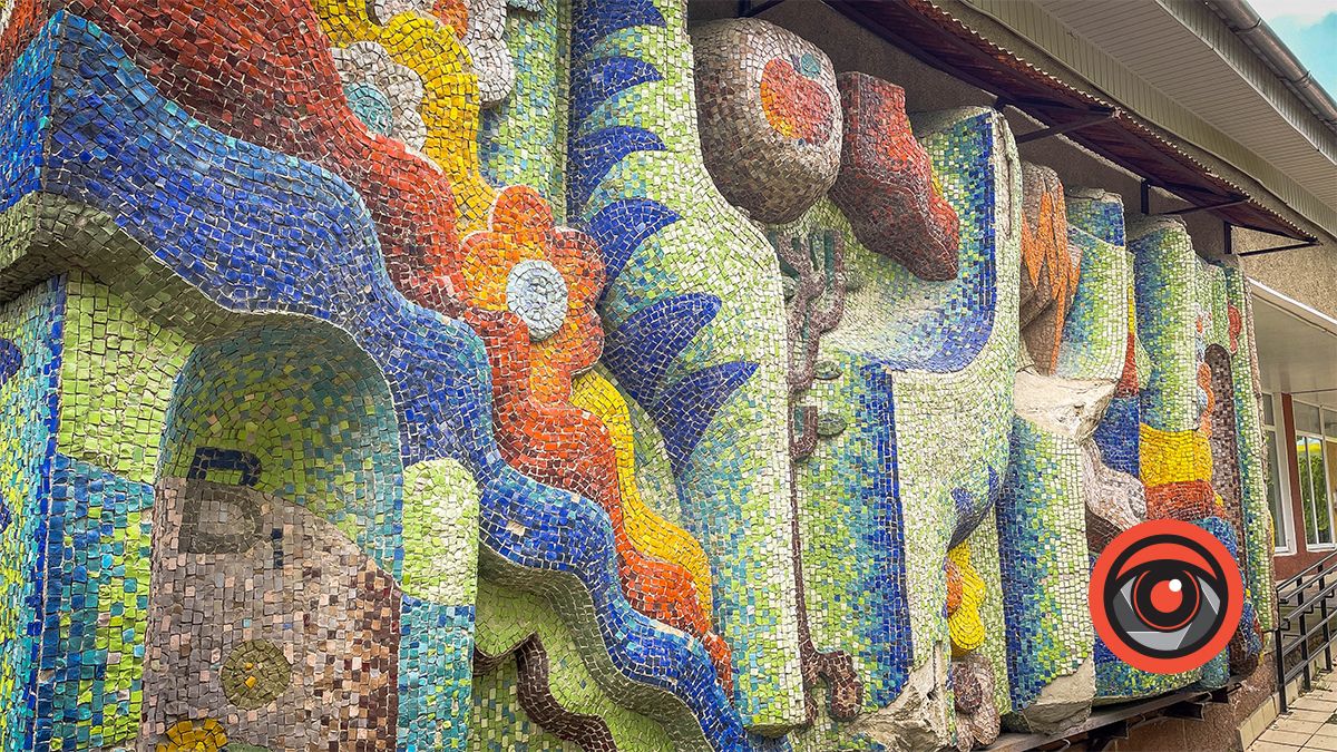 Унікальні елементи міста: мальовниче панно на стіні центральної лікарні в Коломиї 3