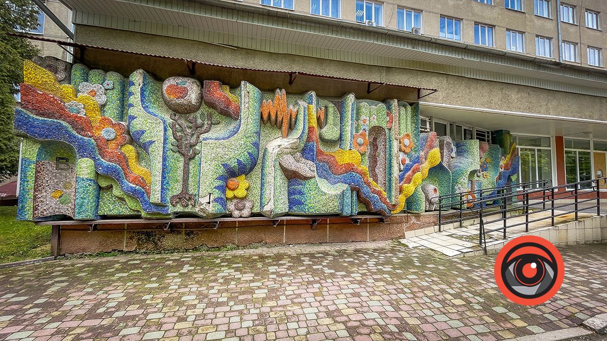 Унікальні елементи міста: мальовниче панно на стіні центральної лікарні в Коломиї 2