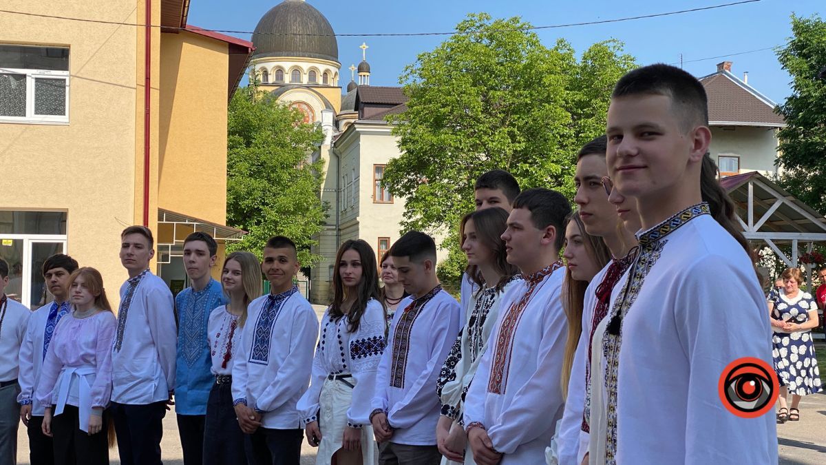 У Коломийському ліцеї №9 пролунав останній дзвінок