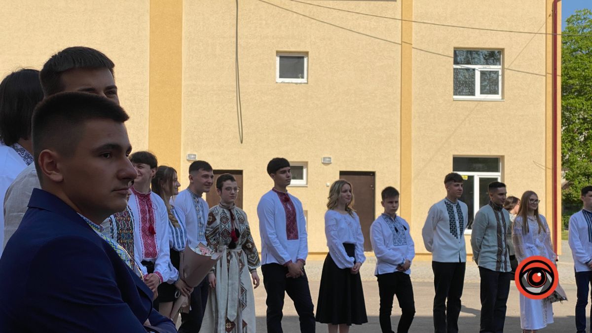 У Коломийському ліцеї №9 пролунав останній дзвінок 9