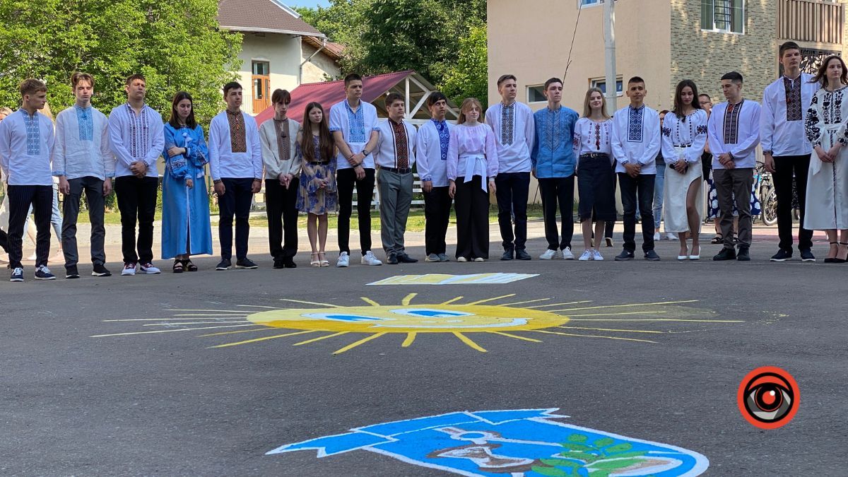 У Коломийському ліцеї №9 пролунав останній дзвінок 10