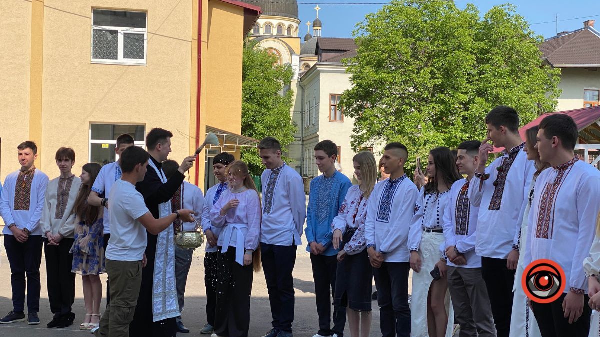 У Коломийському ліцеї №9 пролунав останній дзвінок 12