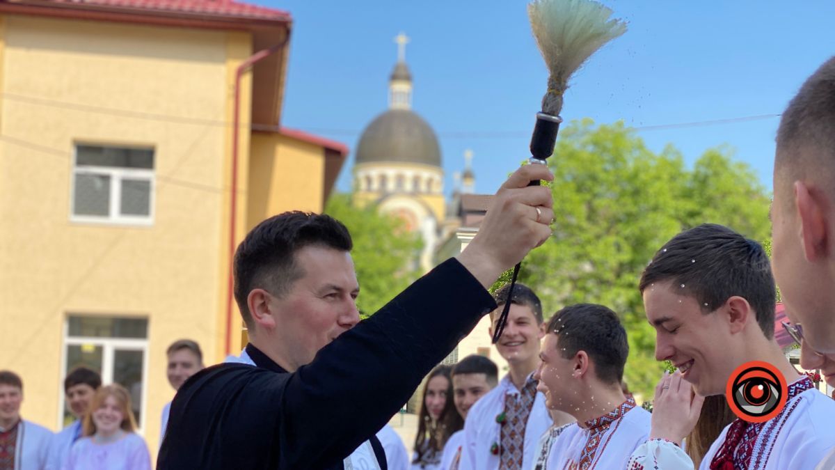 У Коломийському ліцеї №9 пролунав останній дзвінок 13