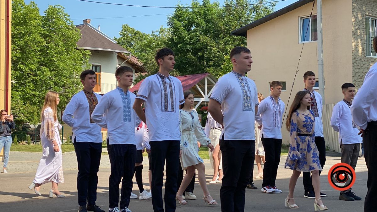 У Коломийському ліцеї №9 пролунав останній дзвінок 14