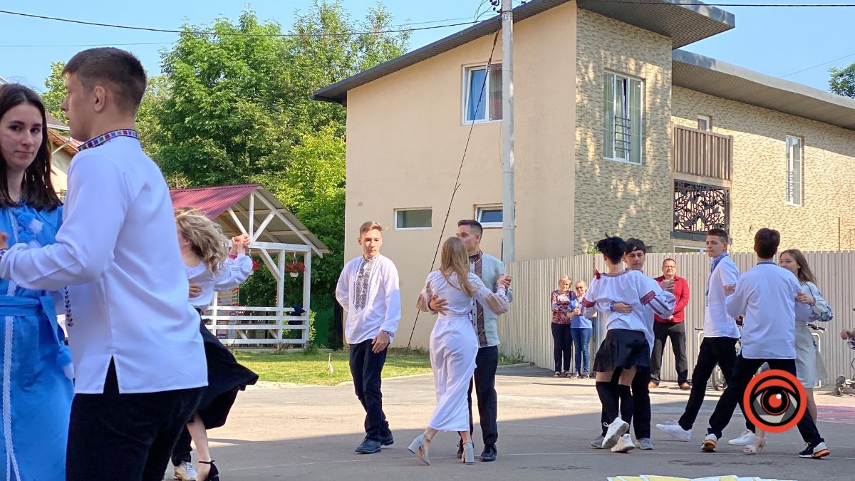 У Коломийському ліцеї №9 пролунав останній дзвінок 15