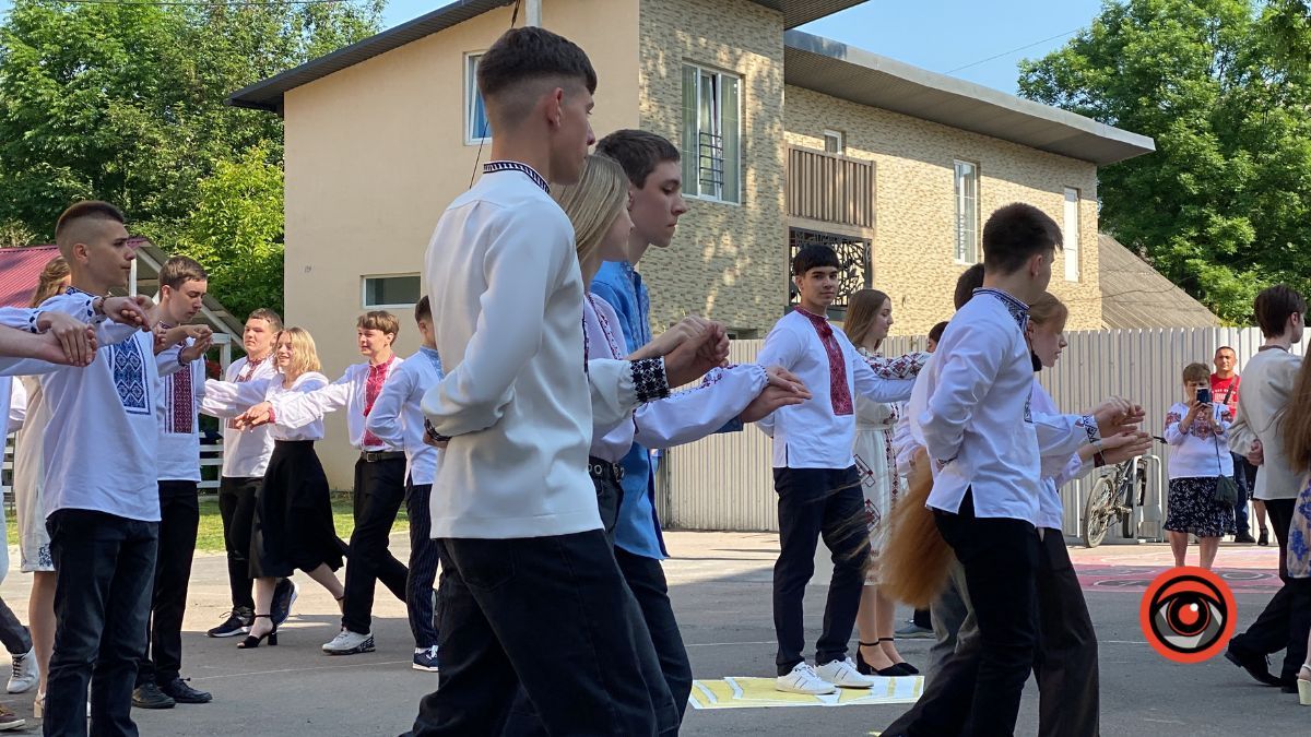 У Коломийському ліцеї №9 пролунав останній дзвінок 16