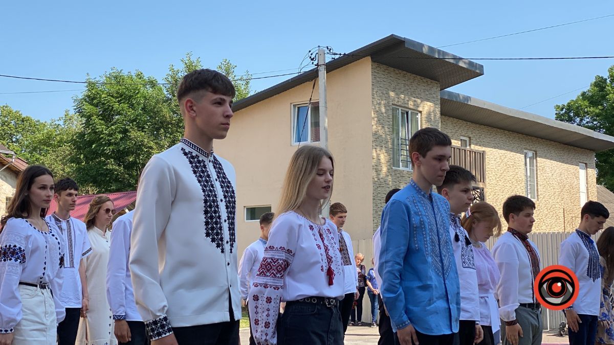 У Коломийському ліцеї №9 пролунав останній дзвінок 17