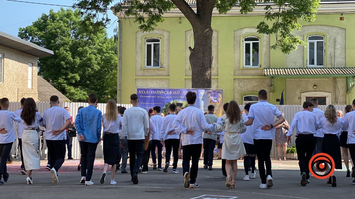 У Коломийському ліцеї №9 пролунав останній дзвінок 18