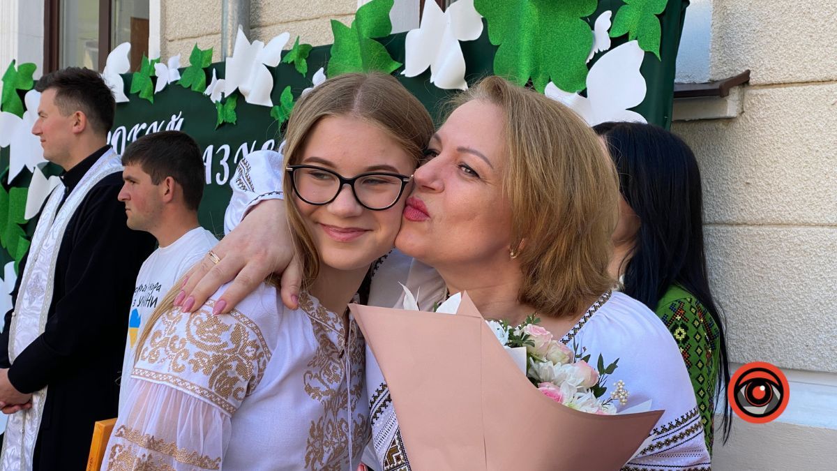 У Коломийському ліцеї №9 пролунав останній дзвінок 20